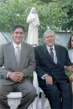 Picture of Ram&oacute;n Vinay with his grandson